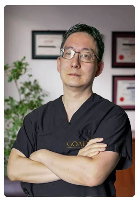 尽管存在医疗过失或专业争议,部分医生仍在从事整形手术,导致患者遭受严重疼痛和伤害。本文深入探讨这一现象背后的原因及其对医疗行业的影响。
