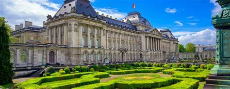 布鲁塞尔皇家区不仅是比利时政治的核心,也是艺术与文化的宝库。这里汇聚了华丽的建筑、重要的历史遗迹以及充满活力的现代生活氛围,是游客和当地人探索城市魅力的必访之地。
