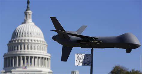 随着无人机技术的迅猛发展,社会结构和军事格局正面临前所未有的变革。无人机不仅将取代传统的人类步兵,更将颠覆权力分配,影响全球的经济、政治和社会秩序。本文深入探讨无人机带来的变革及其潜在影响。
