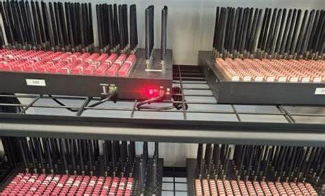 美国特勤局在纽约三州地区发现并拆除一个庞大的电子设备网络,该网络涉及数十万张SIM卡和数百台服务器,威胁着美国高级政府官员的安全及国家电信基础设施的稳定。该行动彰显了联邦执法机构在保护国家安全和预防重大电信威胁方面的卓越能力。
