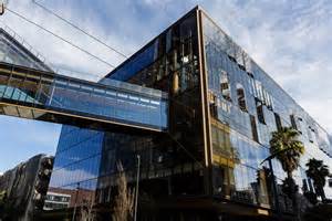 随着人工智能技术的飞速发展,OpenAI宣布了一系列重组举措,标志着其从非营利机构向公共利益公司的转型正在加速。这些变革不仅涉及与微软的重大投资协议调整,还强调加强对人工智能安全性的承诺,深刻影响全球AI生态系统的未来发展方向。本文深入解析OpenAI此次重组的重要意义及其对行业的潜在影响。
