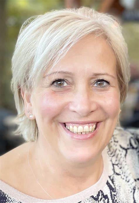 介绍如何使用 Rouwberichten(悼念留言)、了解 Uitvaartzorg Brys 的殡葬服务与支持,包括在线悼念、节哀慰问写法、花卉与丧礼安排,以及在比利时(Sint-Niklaas 与 Nieuwkerken-Waas)办理丧事时的实用指引和联系方式。
