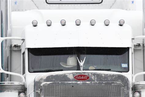 随着运输行业督促驾驶时间规则的灵活调整,小型货运车队迎来新的经营机会与风险。分析即将实施的HOS变革如何深刻影响小型货运业者的运营效率和利润空间。
