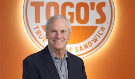 托果三明治(Togo's Sandwiches)前首席执行官格伦·伦德(Glenn Lunde)重返领导岗位,致力于推动品牌在快餐行业中的数字化转型、会员体系升级及市场扩张,开启企业发展的新篇章。
