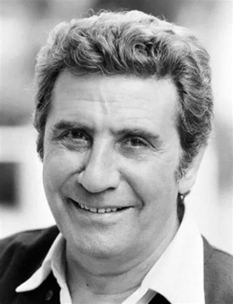 吉尔伯特·贝考德(Gilbert Bécaud)从土伦出发,成为法国流行与香颂乐坛不可替代的人物。他以钢琴为基石,将热情舞台风格、深情创作与国际化影响力融为一体,留下数百首脍炙人口的作品与不朽形象。
