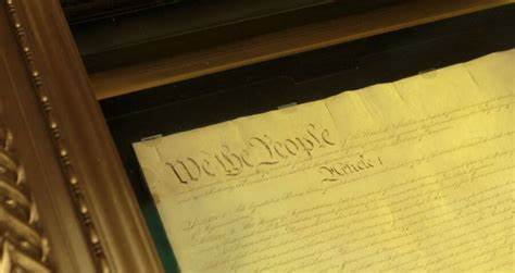 美国宪法作为国家的根本大法,首次完整展出包括罕见的第五页,见证历史传承与未来展望。此次展览不仅呈现历史文献,更结合科技手段,助力公众深入了解宪法及美国立国精神。
