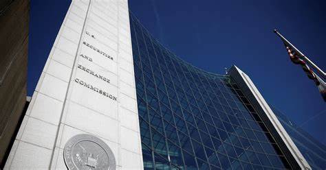 一起标志性联邦案件驳回了两位NFT创作者对美国证券交易委员会的诉讼,法院认为风险仍属假设性并未形成可司法审查的最终行动;文章梳理案情、法律要点、对艺术家与市场的启示,以及在监管不明朗时可行的合规与创作策略。
