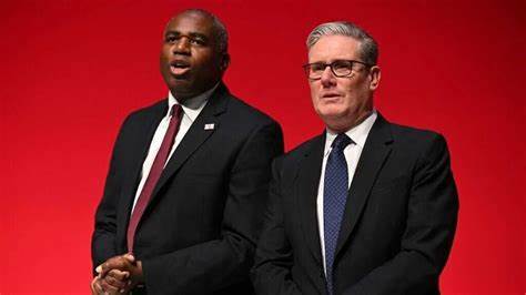 工党代表在年会上通过承认以色列在加沙实施种族灭绝的动议,此举在党内外引发强烈反应。文章从法律定义、国际司法进程、英国国内政治博弈、外交影响及对人道与安全的现实意义等方面进行深度解读,帮助读者全面理解这一决定的背景与可能后果。
