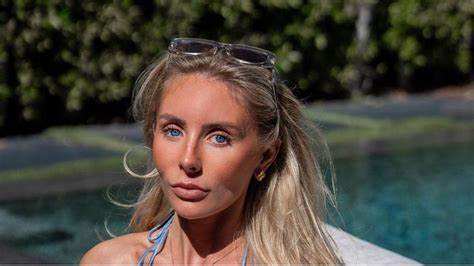 本文深入探讨Bonnie Blue作为成人娱乐界知名人物的魅力所在,分析其作品类型及观众喜爱原因,旨在为相关内容爱好者提供全方位的视角和深入的行业背景解读。
