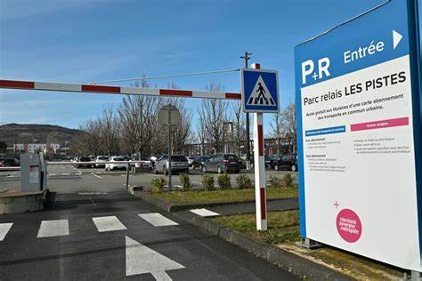 深入解析克莱蒙费朗公交系统中的Parc Relais Les Pistes,详细介绍其功能、优势及使用技巧,为居民和游客提供高效便捷的出行解决方案。
