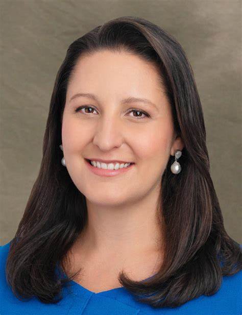 黑石集团在一位高管遭遇致命枪击事件后,迅速任命新任地产巨头首席执行官,展示其在复杂市场环境中的坚韧与领导力。此次人事变动不仅关乎公司未来战略,更引发行业广泛关注。
