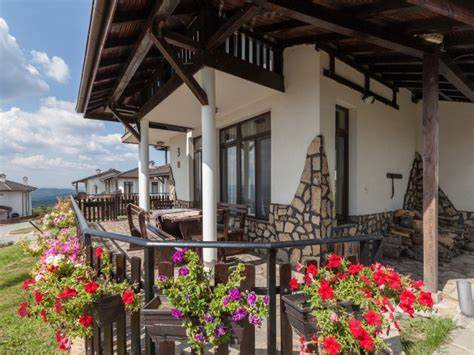 深入了解位于保加利亚维利科塔尔诺沃附近的巴尔干假日村,体验无与伦比的自然风光、丰富的休闲活动以及优质的住宿环境,完美适合家庭度假、婚礼举办和户外探险的理想目的地。
