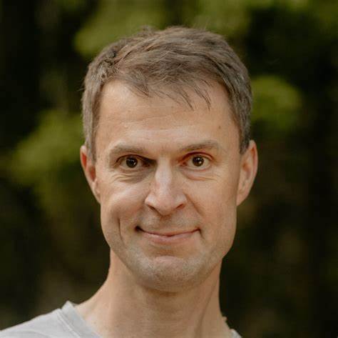 介绍一个成熟开源项目维护发布说明的完整流程,涵盖脚本化自动化、提交信息规范、贡献者统计、可重现发行包与人工审核等关键环节,帮助开发团队打造清晰、可靠且易索引的变更记录与发布文档。
