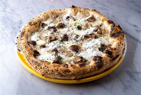 探索马德里最受欢迎的15家披萨餐厅,了解它们的独特魅力和精选意大利风味,满足每一位披萨爱好者的味蕾期待。
