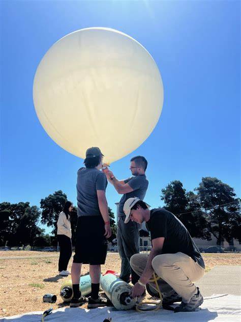 聚焦Make Sunsets初创公司通过向平流层释放二氧化硫实现太阳地球工程的创新方案,深入探讨该技术的科学原理、潜在优势、风险与当前争议,为应对气候变化提供新的视角与思考。
