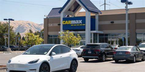 随着美国汽车行业面临利润压力和销售下滑的挑战,经济健康状况引发关注。本文深入分析汽车行业的趋势及其对整体经济的影响,探讨贸易政策、电动化转型和消费者行为变化如何共同塑造市场未来。
