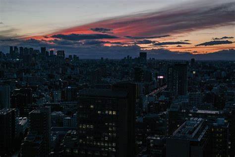 探讨美国与日本达成的重要投资合作协议,围绕日本出资项目的利润分配机制及其对两国经济和制造业的深远影响,以及这一安排如何助力美国产业复兴和促进全球贸易关系稳定。
