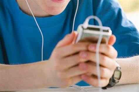 随着越来越多的学校禁止学生携带手机,一股复古电子设备的潮流在学生中悄然兴起。本文深入探讨学生们如何利用iPod、CD播放器和磁带机等传统音频设备应对手机禁令,分析这一现象背后的文化意义及对学习环境的影响。
