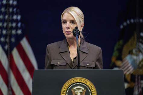 本文深入探讨了Pam Bondi关于"仇恨言论"的言论误区,解析美国宪法第一修正案对言论自由的保护界限,剖析仇恨言论法律现状及司法判例,为读者提供权威且详尽的见解。
