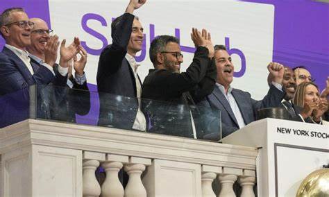 票务二级市场巨头StubHub在华尔街上市首日遭遇股价下跌,反映出当前票务市场的多重挑战与竞争格局。结合公司财务表现、行业监管压力以及市场需求变化,深入分析StubHub的现状及未来发展趋势。
