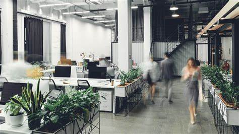 随着职场需求不断演变,企业正重新定义办公空间的价值,着重打造以员工体验为中心、融合先进科技并适应多代共存的动态办公环境,实现组织绩效与员工满意度的双向提升。
