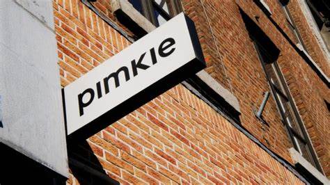 法国知名快时尚品牌Pimkie宣布与中国超快时尚巨头Shein合作,引发业内巨大的争议和法律纠纷,深刻揭示了快时尚行业面临的挑战与变革。解析此次合作的详细背景、各方立场、影响及未来展望。
