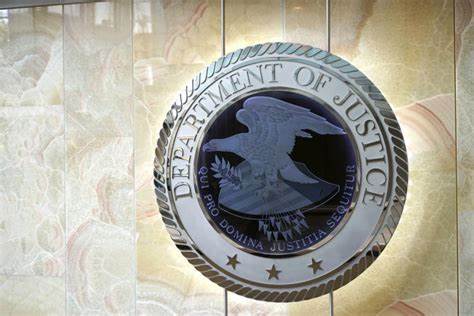 Ian Gregory Bell因利用日内交易骗局向职业运动员及其他投资者骗取高达130万美元,被判处三年有期徒刑。他的案件揭示了金融投资领域中的潜在风险和投资者需提高警惕的重要性。本文深入分析了案件细节、诈骗手法以及如何防范类似金融欺诈。
