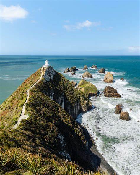 探索金块角(Nugget Point / Tokatā)的自然风貌、灯塔历史、野生动物观赏与保护争议,为计划前往奥塔哥卡特林斯海岸旅行的人提供实用指南与摄影建议。
