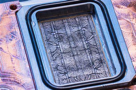 解析微软将复杂微流体通道直接蚀刻入硅片的技术原理、制造与封装挑战、冷却优势以及对数据中心与高性能 AI 加速器热管理的潜在影响
