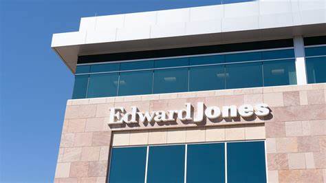 爱德华琼斯(Edward Jones)全新设立高净值客户服务中心,致力于为资产超过千万美元的客户提供一站式专业理财、税务及家族信托规划服务,为高净值人士打造财富传承与增值的新平台。本文深入解析爱德华琼斯高净值客户服务中心的布局、服务特色及其对财富管理行业的深远影响。
