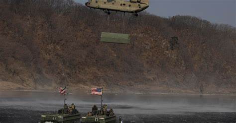 围绕安杜里尔与Palantir主导的NGC2战场通信平台,陆军内部备忘录指出系统存在访问控制、日志记录与第三方组件安全等多重缺陷,探讨问题根源、潜在风险及可行的技术与管理性修复路径
