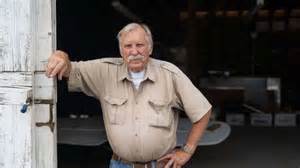 一架价值约9.5万美元的小型飞机因搭载六罐啤酒被州政府没收,引发对没收制度、宪法过度罚款条款与边远社区酒精管制政策的广泛讨论与争议
