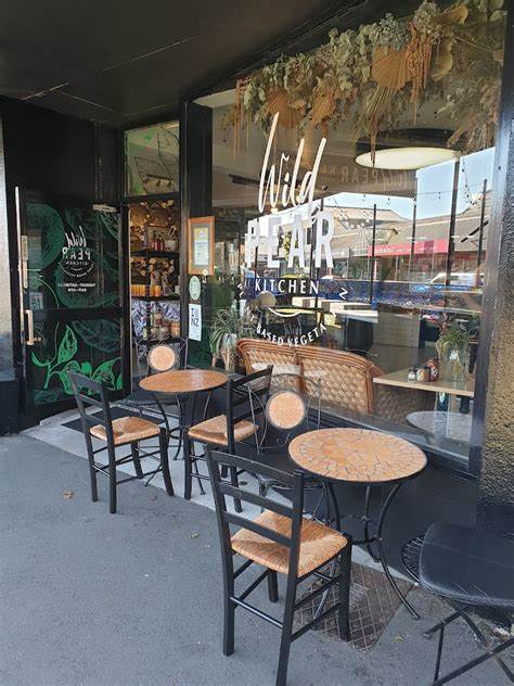 塔拉纳基地区以其壮丽的自然风光和丰富多样的饮食文化闻名。无论是位于新普利茅斯市中心的现代餐厅,还是郊外乡村的小咖啡馆,塔拉纳基的餐厅都能够为食客们带来独特且难忘的美食体验。
