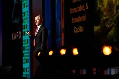 迈克尔·塞勒,微策略公司联合创始人兼执行主席,公开表达了对比特币未来发展的坚定信心。他认为,比特币有望成为全球长期财富的主流资产,甚至有潜力超越标普500指数,带来卓越的投资回报。
