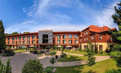 位于斯洛伐克风景如画的Modra,Zochova Chata酒店凭借其独特的温泉与水疗设施、豪华住宿和丰富的休闲活动,成为追求高品质放松体验旅客的理想选择。
