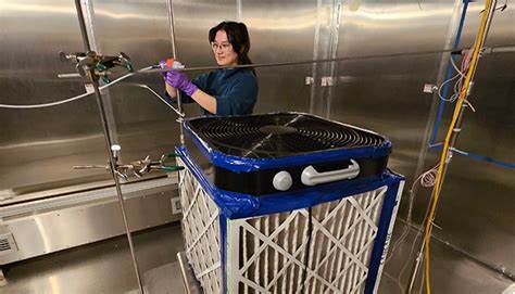 随着空气污染问题日益严重,空气净化器成为许多家庭和办公场所不可或缺的设备。然而,部分空气净化器在净化空气的过程中可能释放有害副产物,对人体健康构成威胁。本文深入探讨空气净化器释放的有害物质及最新检测技术的应用,为消费者选择安全高效的空气净化器提供科学依据。
