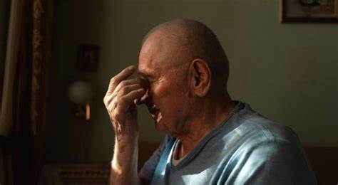 随着年龄增长,许多老年人面临退休资金不足的困境,本文深入探讨75岁父亲仅有3.1万美元储蓄的现状,提供切实可行的理财策略和心理支持方法,助力老年人实现安心养老。
