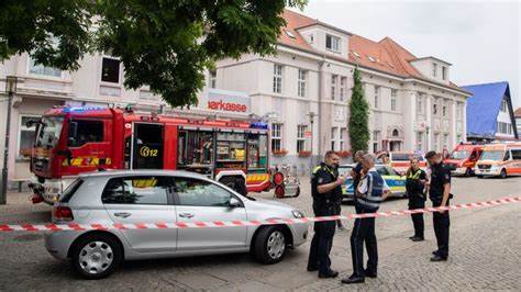 本文详细报道了2025年9月在奥斯特黑森地区发生的多起交通事故,包括事故经过、伤情情况及事故后续处理,旨在提高公众的交通安全意识,探索行车安全防护的重要性。文章结合具体案例分析交通安全隐患,并提供实用的行车安全建议,有助于促进道路交通文明与事故预防。
