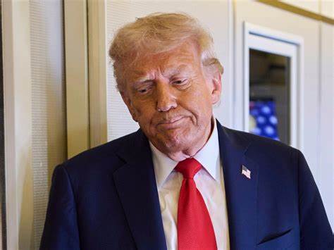 本文深入解析法官驳回特朗普针对纽约时报提起的150亿美元诽谤诉讼的案件细节及其广泛影响,探讨言论自由与公众人物权利之间的平衡,以及这一判决对未来新闻报道和法律实践的潜在影响。
