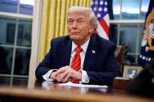 随着总统公开声明称应吊销批评他的广播公司的执照,言论自由、政府监管权力以及媒体独立性再度成为公众讨论的焦点。此次事件背后涉及的政治动态、法律法规及社会影响,为理解当代传媒环境和政治权力关系提供了深刻视角。
