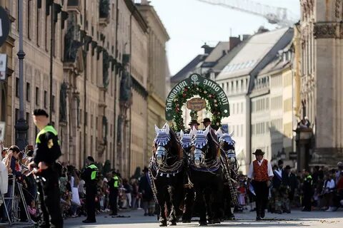 随着2024年慕尼黑啤酒节的临近,掌握官方场地地图与实用旅游信息,助您轻松畅玩世界最大啤酒盛会。本文为您详解慕尼黑旅游局发布的官方地图及相关游客服务,帮助探索节日亮点,规划最佳出行路线,享受难忘的庆典体验。
