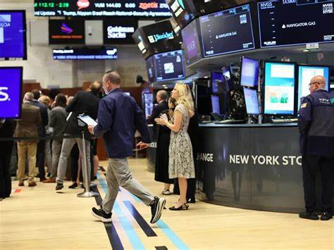 近期标普500指数再创新高,甲骨文公司股价表现出色成为市场焦点,推动大盘上扬。分析详细探讨甲骨文涨幅背后的原因、投资者情绪以及未来市场走势,对理解当前美股行情提供全面视角。
