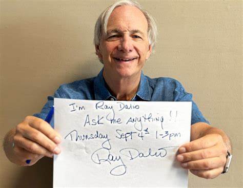 面对美国市场潜在的风险,著名投资人雷·达利欧提出黄金作为投资组合中的重要防护资产,探讨其在当前高债务和地缘政治紧张背景下的独特价值和作用。本文深入解析黄金的投资意义及其成为对冲不确定性的有效工具的原因。
