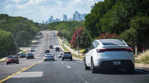 特斯拉在其Robotaxi自动驾驶出租车服务刚启动的短短两个月内,发生了三起事故,但公司选择对事故细节进行隐瞒,引发了公众和监管机构对其自动驾驶技术安全性和信息透明度的广泛关注。本文深入探讨了这些事故的背景、特斯拉的应对策略以及行业对自动驾驶技术监管的现状和未来展望。

