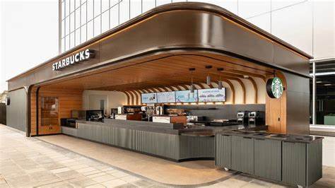 星巴克通过在秘鲁开设两家新门店,进一步巩固其市场地位。这两家新店不仅采用当地材料建造,还融入节能环保设计,体现了品牌对可持续发展的承诺。本文深入解析星巴克在秘鲁市场的扩展战略、品牌文化传承以及其在拉美地区的整体布局。
