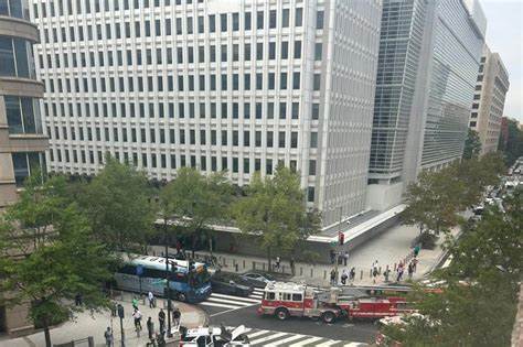 报道白宫外一辆特勤局SUV起火的目击细节与已知信息,评估可能成因、调查与应对程序,分析对总统会晤、白宫安保与公众安全的潜在影响,提供媒体关注点与后续观察方向。
