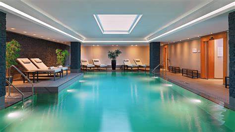 探索汉堡最受欢迎的健康养生酒店,从市中心设计型Spa到郊区绿意环绕的度假式温泉,比较设施、地理位置与适合人群,帮助你根据出行目的和预算挑选理想的放松之地并掌握最佳预订与出游建议。
