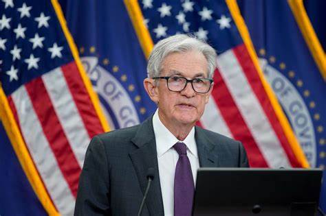 随着最新的就业数据和通胀指标显示经济放缓迹象,市场对美联储即将降息的预期日益增强。本文深入分析当前经济环境,探讨美联储降息的可能性以及投资者应如何调整资产配置以应对即将到来的货币政策转变。
