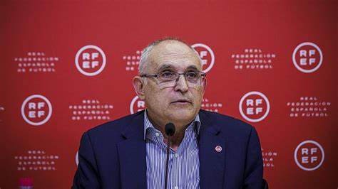 科索沃国家足球队与西班牙足协间的争议不仅是体育赛事的对决,更牵涉政治认同与国际关系的敏感话题。本文深入解析两者因称谓引发的争议,剖析背后的历史与政治根源,以及这一事件对足球与国际社会的影响。
