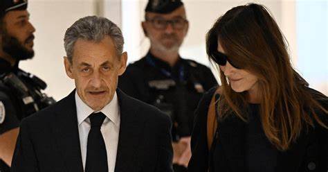 前法国总统尼古拉·萨科齐在与利比亚前领导人关系相关的案件中被判五年监禁,这一判决在法国和国际上引发强烈反响。文章从案件事实、司法程序、政治影响、舆论反应以及未来走向多角度分析其潜在影响与法律和治理启示。
